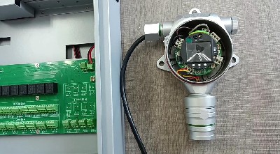 仪器通过RS485信号与MIC3000控制器接线操作